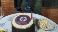 Polémica por un hombre que festejó su cumpleaños con simbología nazi e involucró en las fotos a su hijastro